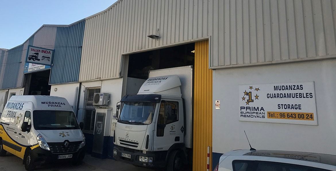 Camión y furgoneta de Mudanzas Prima en la entrada de sus instalaciones en Dénia
